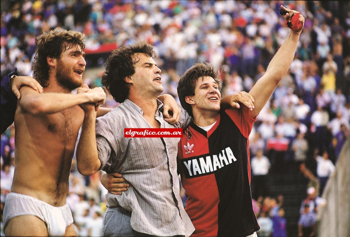 2003 Los 100 Anos De Newell S El Grafico