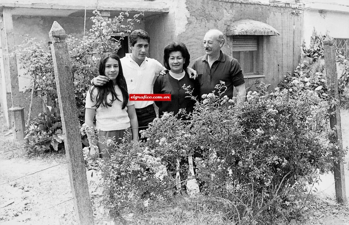 Imagen Familia. A poco del debut, El Gráfico lo retrató en Guernica con sus padres y hermana.