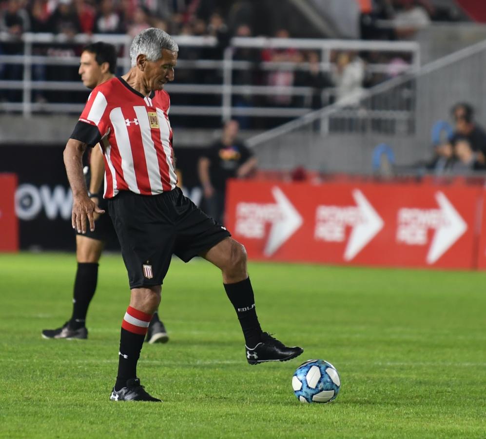 Juan Ramón Verón haciendo los movimientos precompetitivos. La Bruja fue aplaudido de pie por todo el estadio.