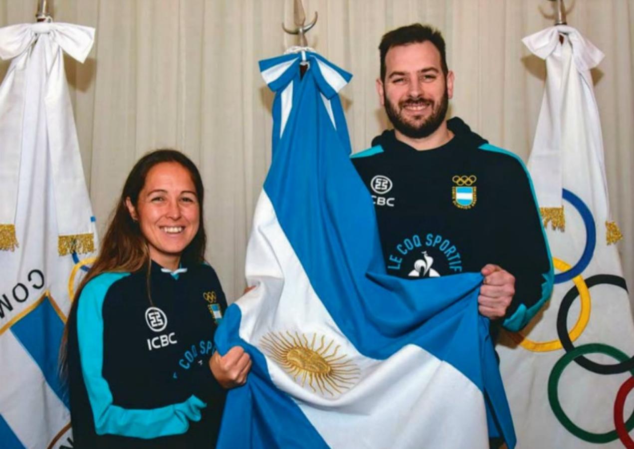 Imagen Rocío Sánchez Moccia y Luciano de Cecco, abanderados argentinos en la inauguración.