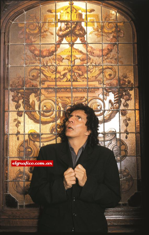 La mirada debe estar buscando al Angel Gris. O tal vez sólo sea una pose. Dolina es, eso sí, un pedazo de Buenos Aires.