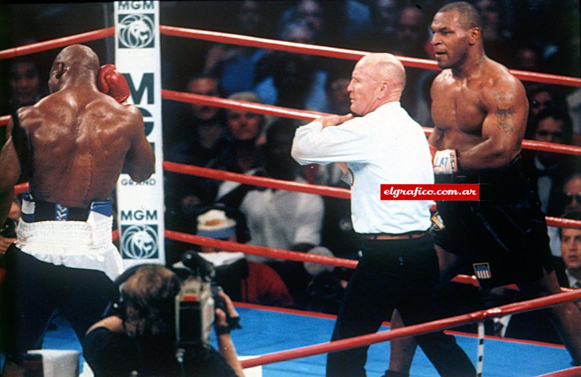 Momento de desconcierto, Evander Holyfield se toma su oreja luego de ser mordido por Mike Tyson.