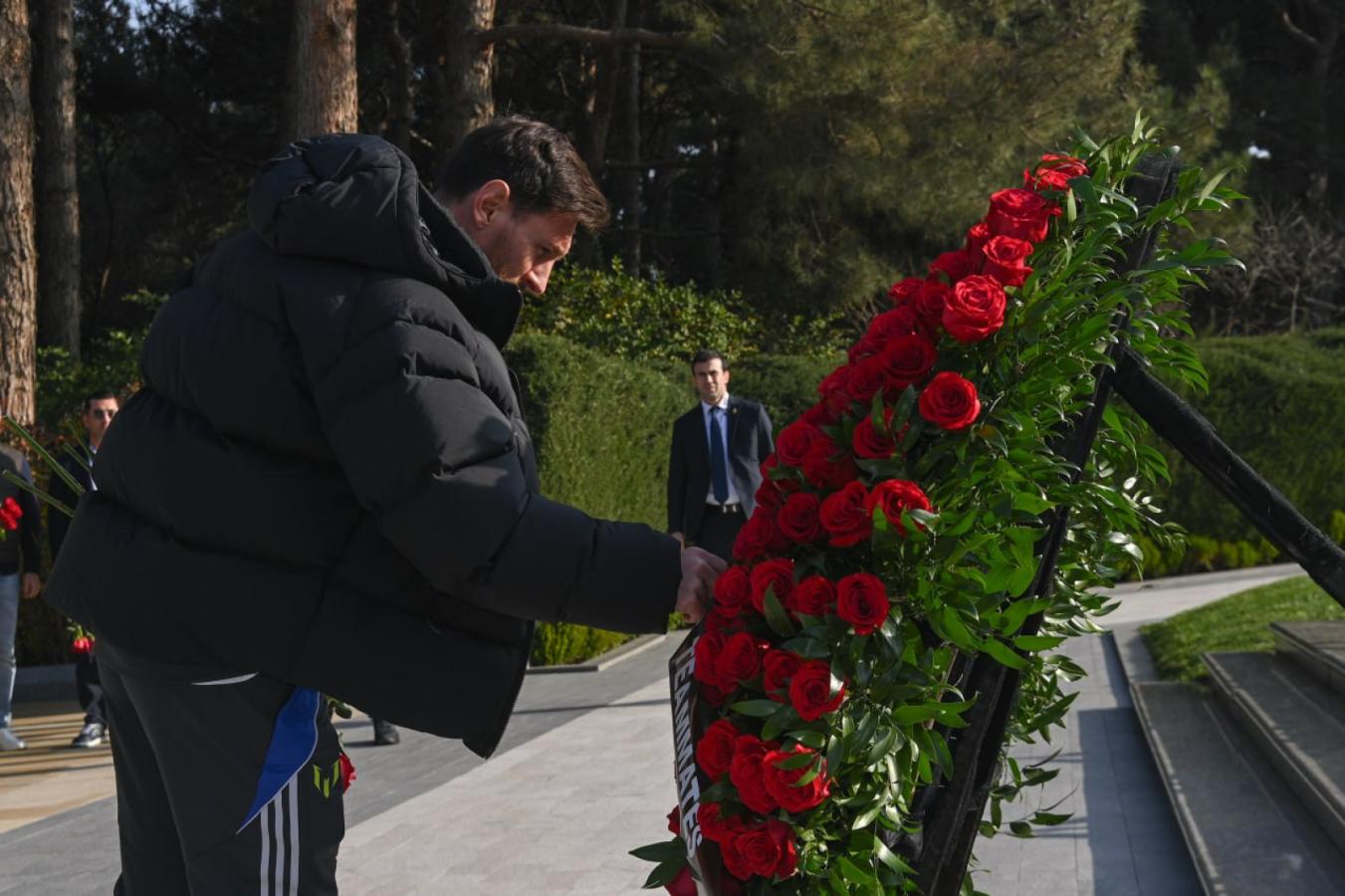 Imagen Leo Messi visitó el Memorial Heydar Aliyev.
