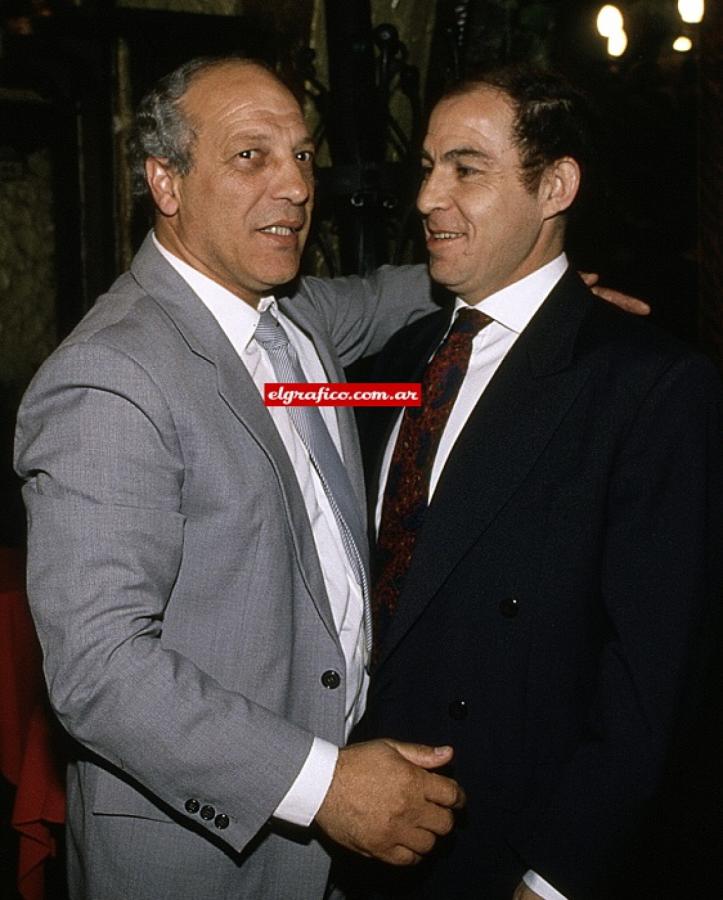 Imagen Perico Raimondo se reencontró después de más de diez años con sus antiguos compañeros .Con Bochini recordaron el inolvidable gol a Zoff.