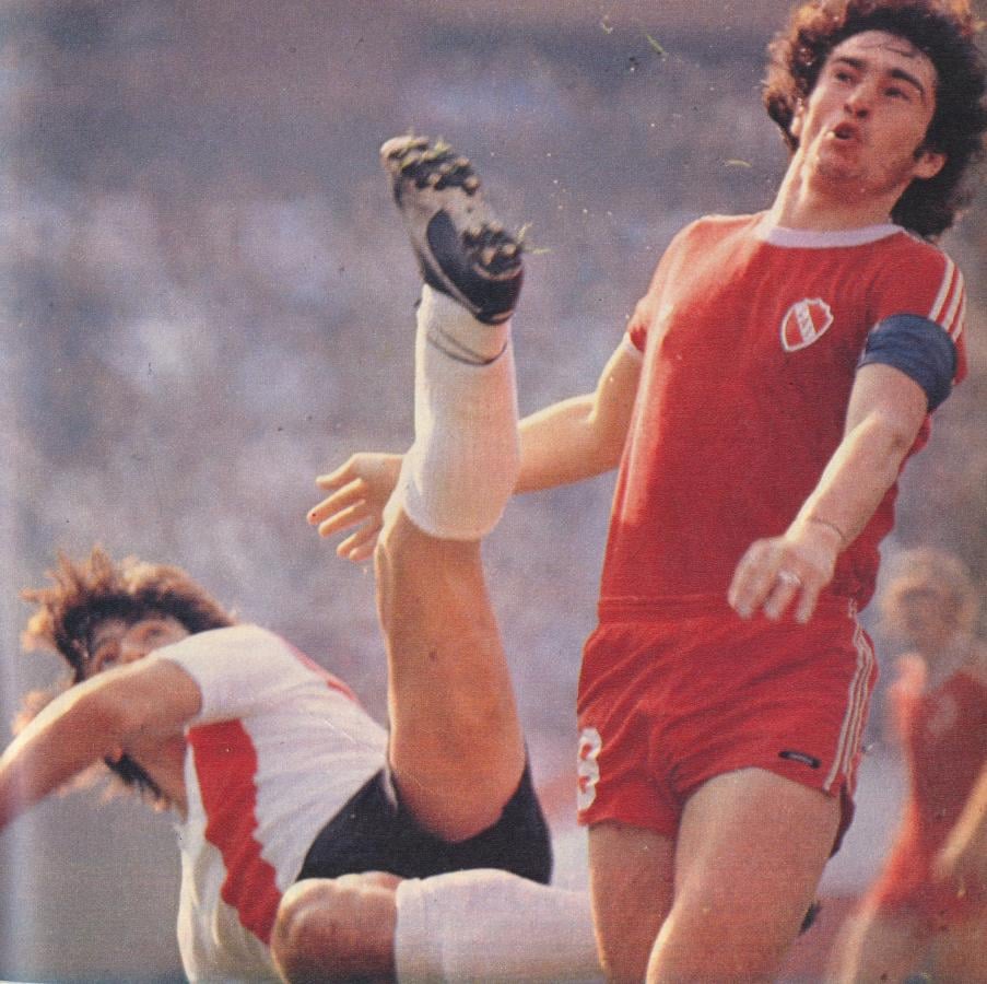 Las piernas de Daniel Passarella van arriba, tratando de rechazar la pelota y la cara de Norberto Outes. El gesto del centro delantero rojo justifica la sanción del árbitro: tiro libre contra River. Dentro del juego también hubo lucha.