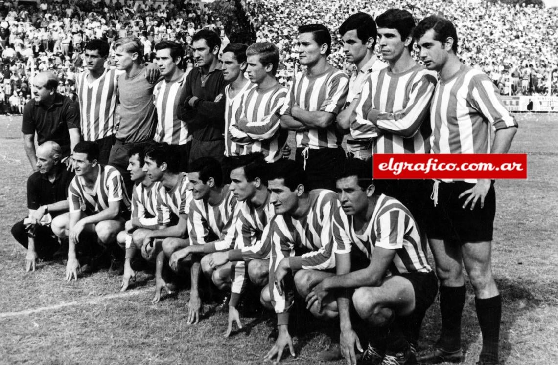 Imagen El plantel completo de Estudiantes campeón. 