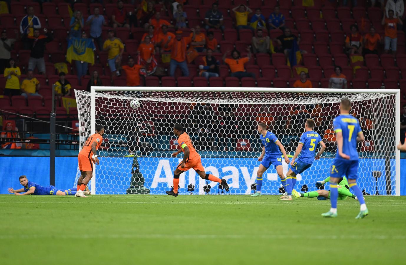 Imagen Wijnaldum ya mandó el zurdazo a la red del arco de Georgiy Bushchan, que dejó un rebote corto. Fue el 1-0. Foto: @EURO2020