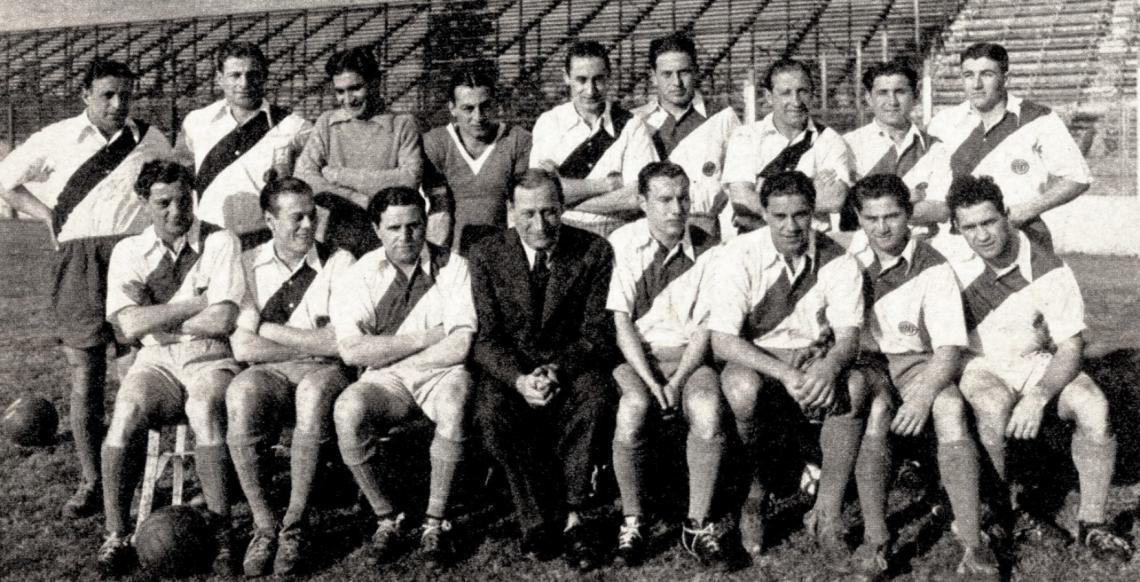 Imagen El plantel completo de River Plate que obtuvo el campeonato de 1937 al cabo de una campaña incomparable. Logró el 85,29 por ciento de los puntos que disputó (58 en 34 fechas) igualando el record que había marcado Boca en 1935, metió 106 goles, recibió 43 y en la segunda rueda ganó todos sus partidos como visitante. De pie: Malazzo, Vasini, Arsenio López, Sirni, Rodolfi, Fatechi, Minella, Wergiflcer, Co-loccin.i. Sentados: Renato Cesarini, Rongo, Bernabé Ferreyra, Emérico Hirschl —su técnico—, Eladio Vaschetto, José Manuel Moreno, Pedernera y Peucelle.