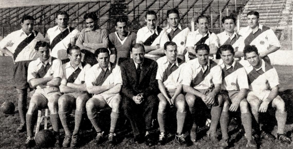 Imagen El plantel completo de River Plate que obtuvo el campeonato de 1937 al cabo de una campaña incomparable. Logró el 85,29 por ciento de los puntos que disputó (58 en 34 fechas) igualando el record que había marcado Boca en 1935, metió 106 goles, recibió 43 y en la segunda rueda ganó todos sus partidos como visitante. De pie: Malazzo, Vasini, Arsenio López, Sirni, Rodolfi, Fatechi, Minella, Wergiflcer, Co-loccin.i. Sentados: Renato Cesarini, Rongo, Bernabé Ferreyra, Emérico Hirschl —su técnico—, Eladio Vaschetto, José Manuel Moreno, Pedernera y Peucelle. 