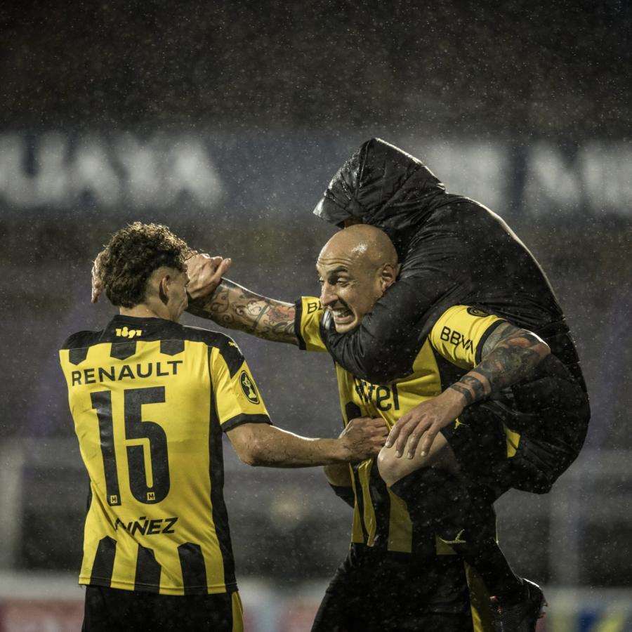 Imagen Peñarol se sube a la ilusión en la pelea por el título. Quedó a 3 puntos del líder, Plaza Colonia.