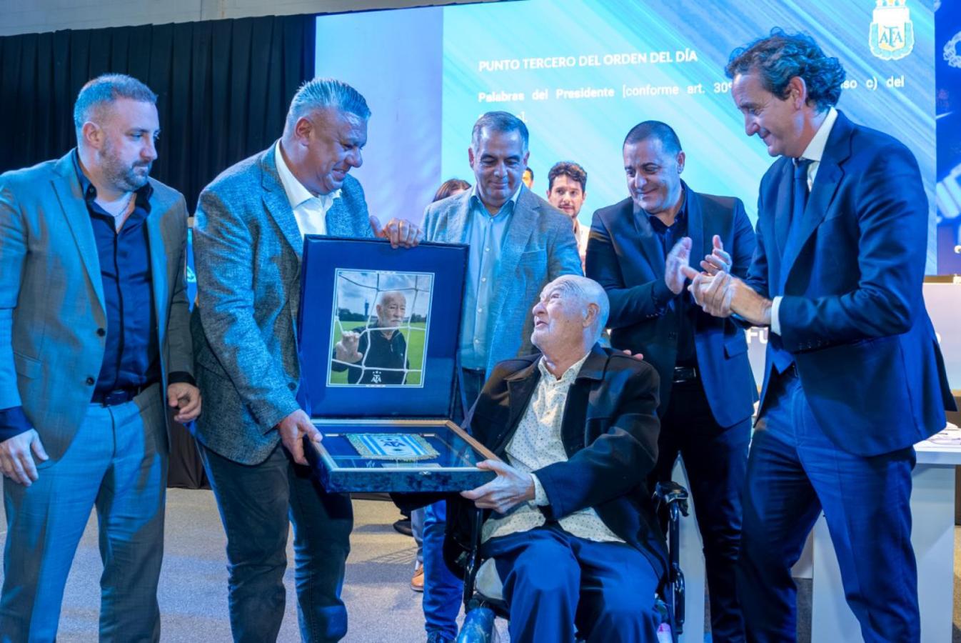 Imagen El presidente de la AFA, Chiqui Tapia, y un reciente homenaje a Souto.