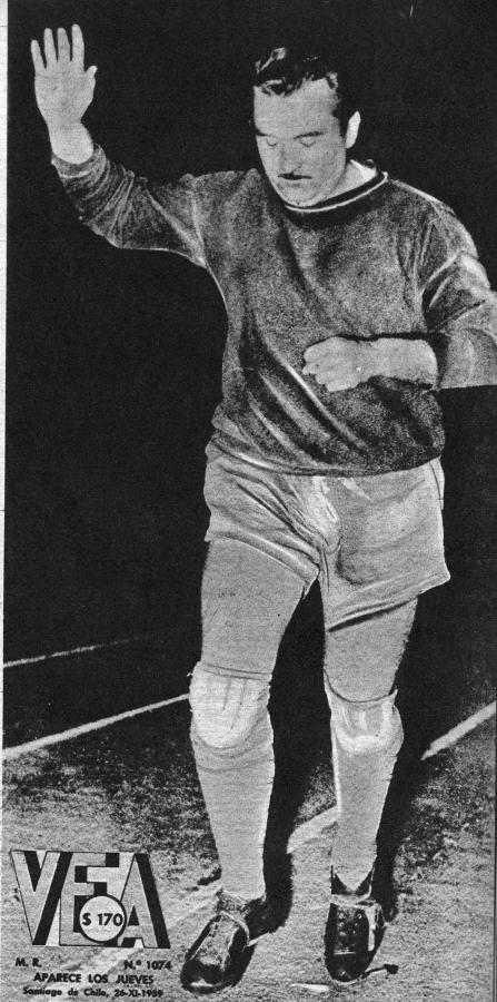 Esta es la noche de su adiós al fútbol y del adiós del fútbol a Livingstone. "El Sapo' gira alrededor del campo del Estadio Nacional en la jornada del primer triunfo del fútbol de su patria sobre el argentino (noviembre 1959), y mientras su mano se alza la garganta se le anuda, las tribunas rugen de palmas que se baten en su honor sin tampoco poder contener la deliciosa melancolía de la gratitud.