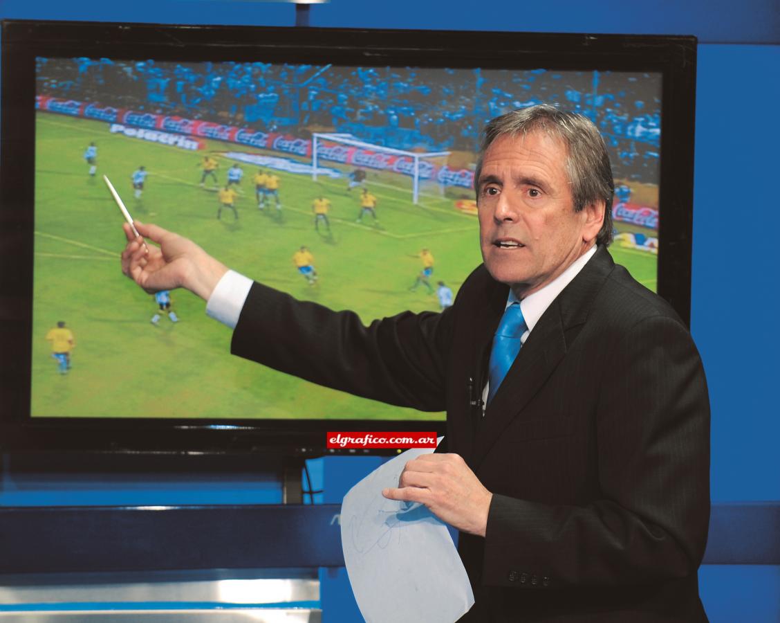 Imagen Analizando las jugadas de Argentina-Brasil en 90 Minutos de Fútbol, el programa que lo tiene como agudo observador los mediodías en Fox Sports.