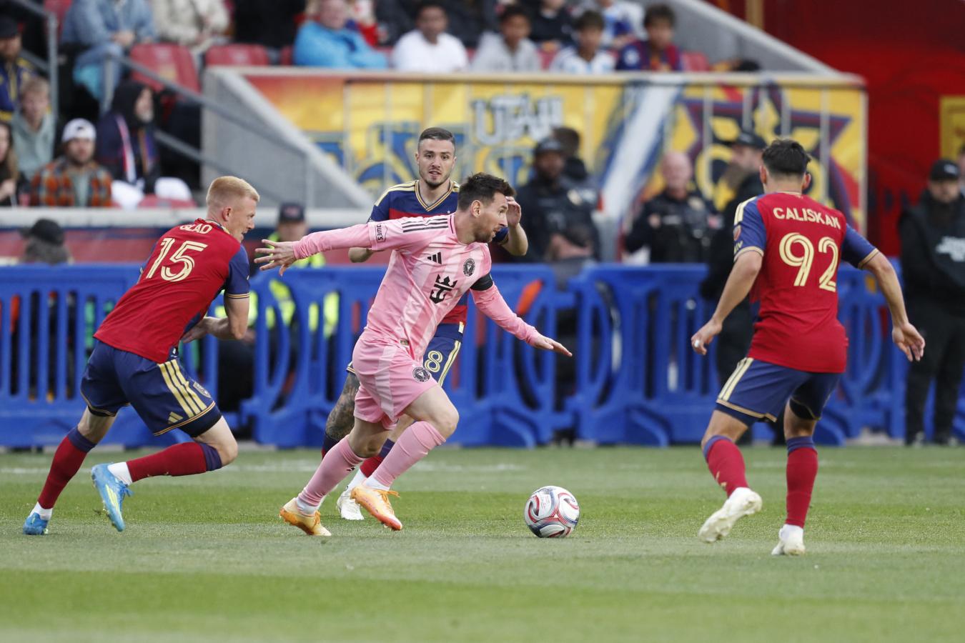Imagen Messi escapa entre tres jugadores de Real Salt Lake.