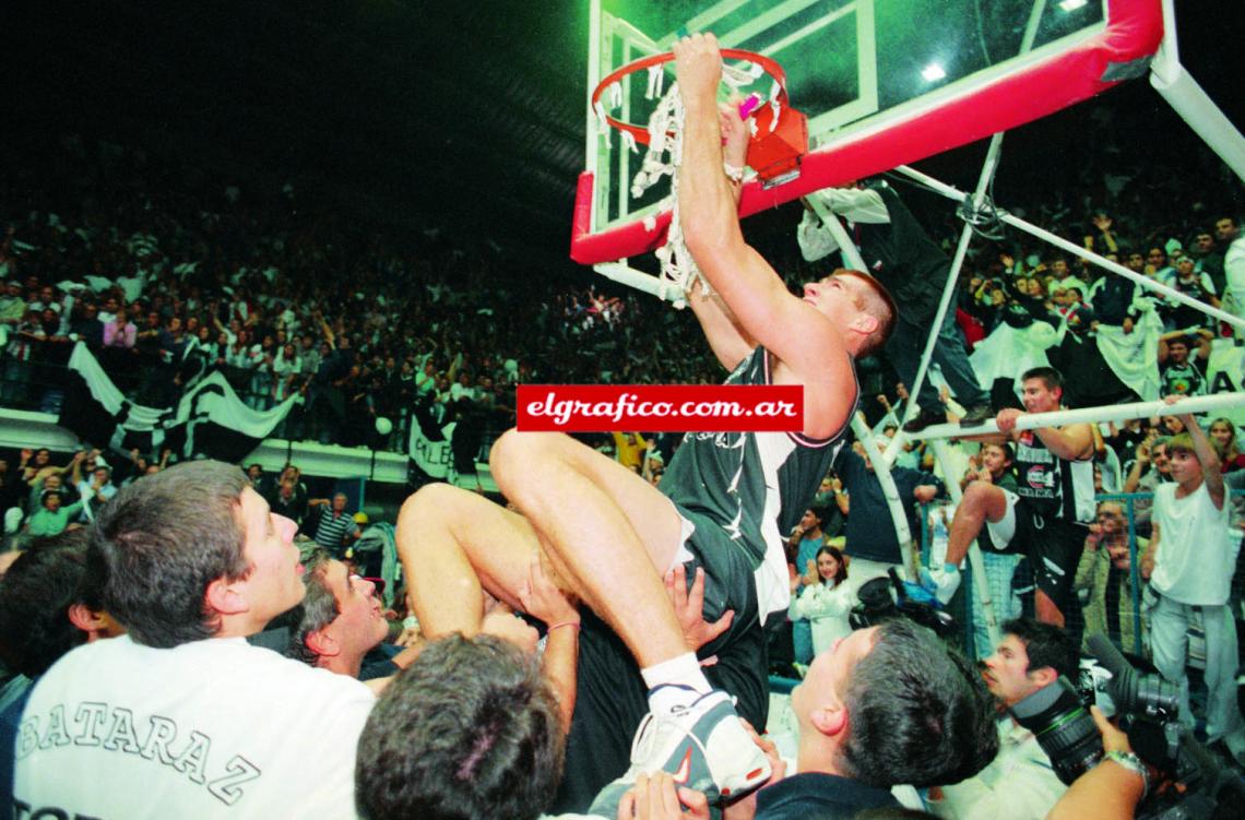 El gigante Wolkowyski en su última trepada hacia el aro. La figura del campeón se quedó con una de las redes de recuerdo.