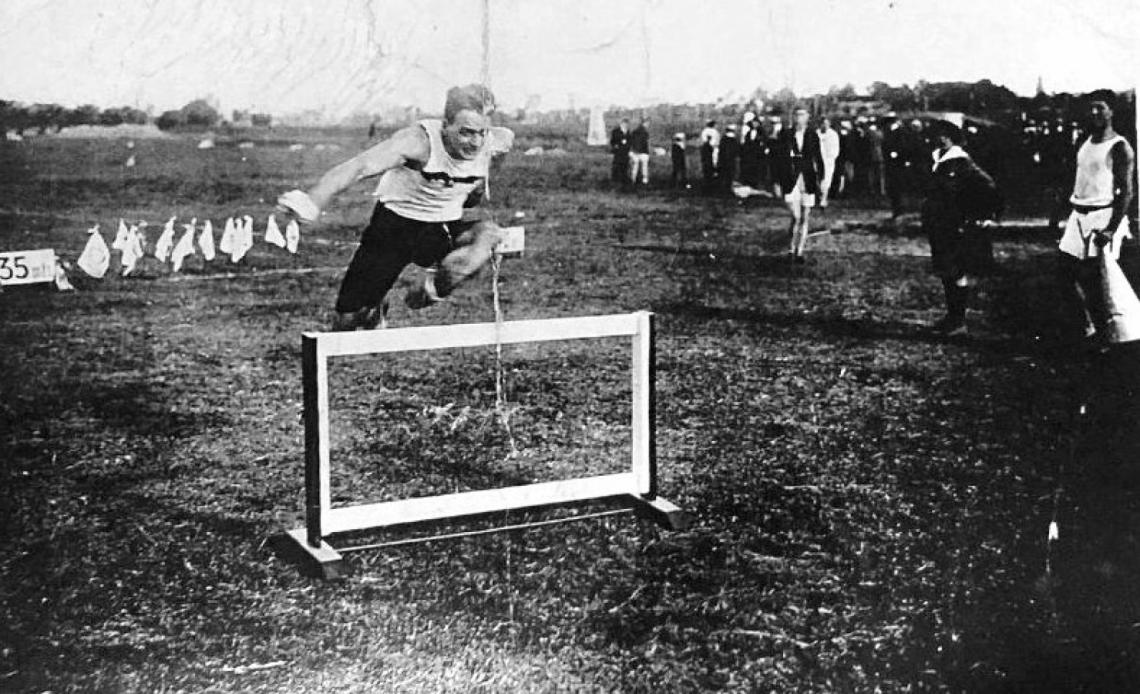 Imagen  Fue campeón en 400 metros y subcampeón en 200 m, ambas pruebas con vallas, en el Sudamericano de Atletismo de Chile 1920 (crédito: Historia y Estadística del club Nacional de fútbol)