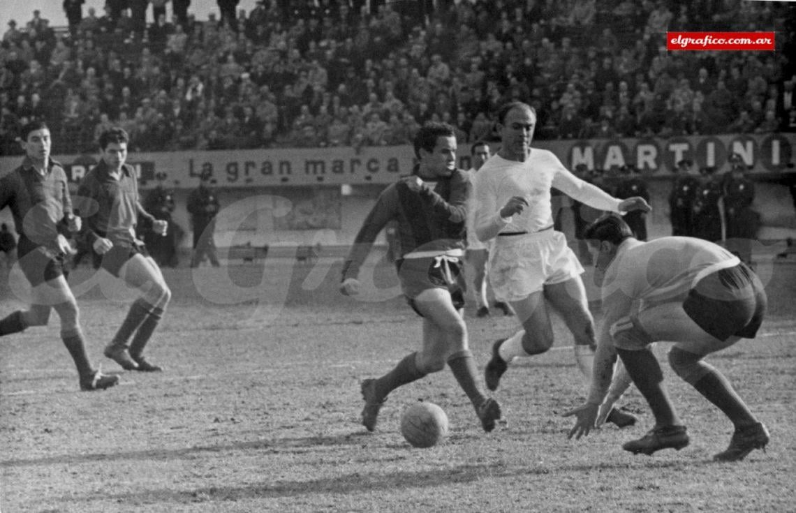 Imagen 1958. Durante una gira con Real Madrid por Argentina y Uruguay, enfrenta a San Lorenzo de Almagro en el Monumental. Ganaron 3 a 2. Di Stéfano es la figura más emblemática de los Merengues en su historia. Foto: Legarreta.