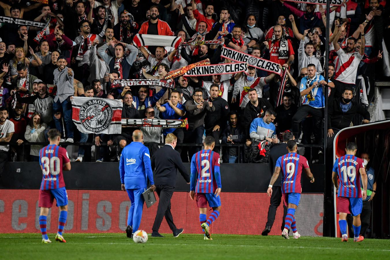 Imagen La última vez de Koeman en Barcelona: 0-1 vs Rayo Vallecano y despedida (OSCAR DEL POZO / AFP)