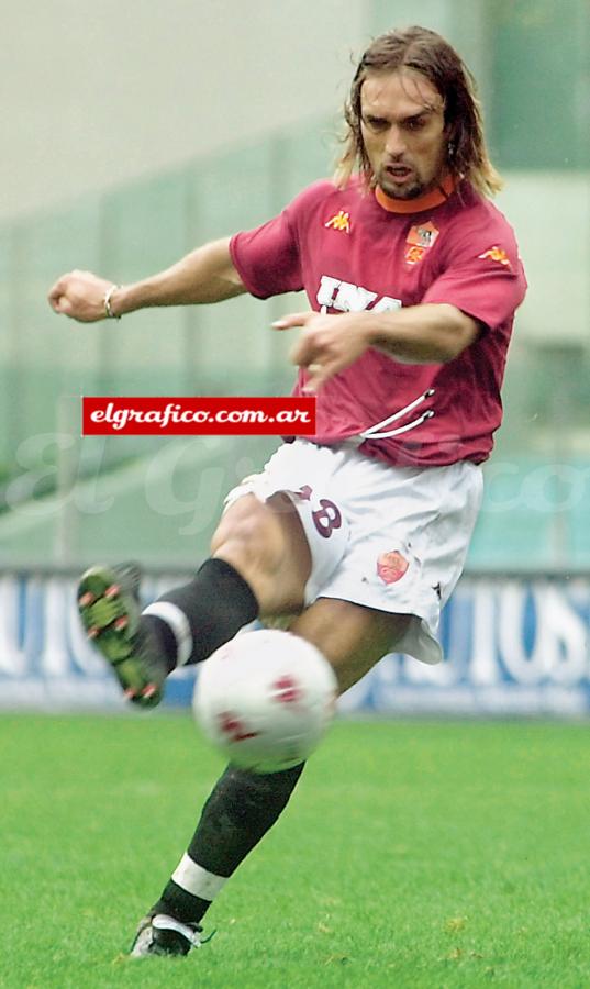 Imagen Jugó en la Roma entre el 200 y el 2003 y allí disputó 87 partidos y convirtió 33 goles. En el club de la capital italiana ganó el Scudetto y la Supercopa de Italia en 2001.