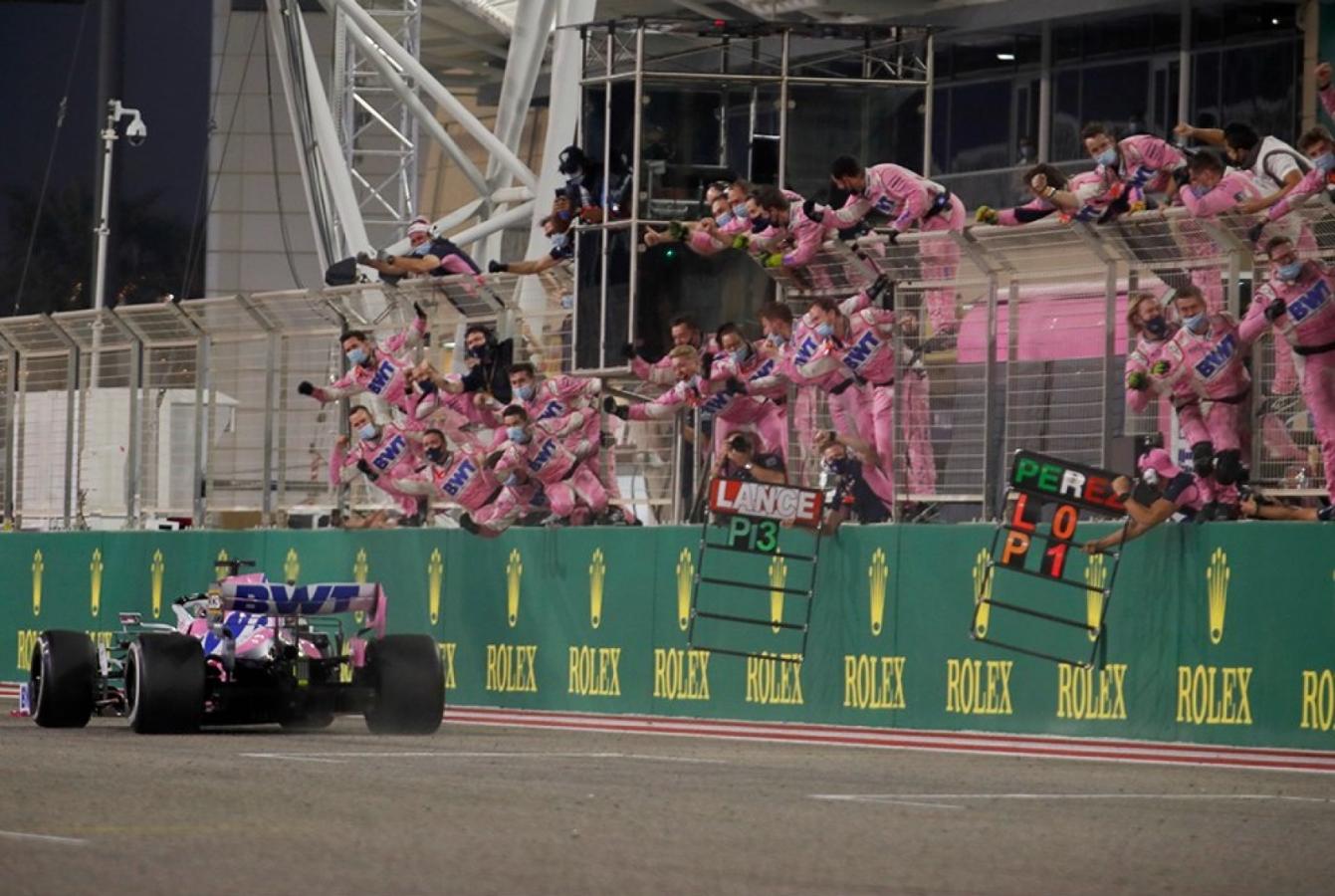 Imagen Checo Pérez cruza la línea de meta y todo el equipo Racing Point lo celebra.
