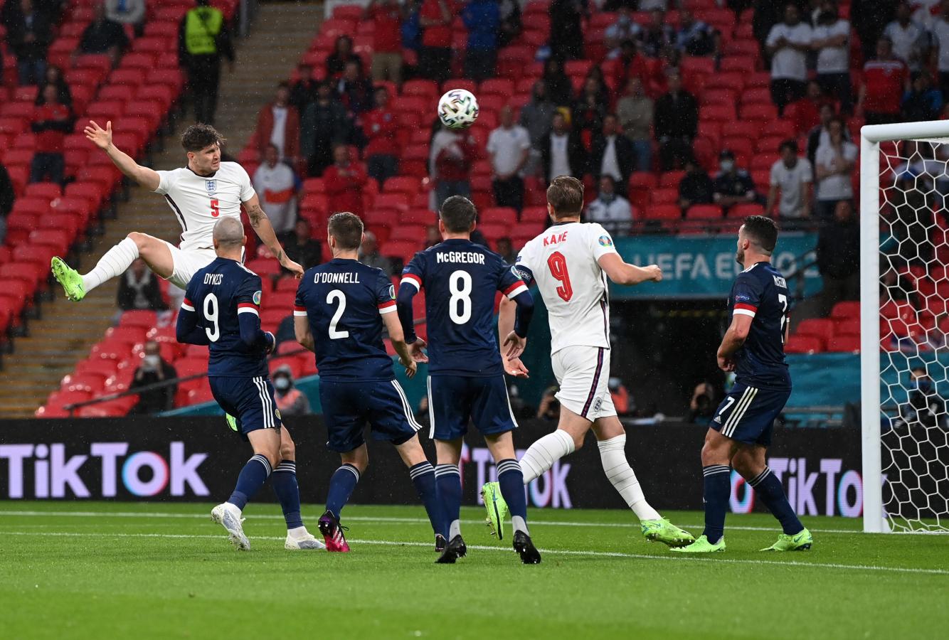 Imagen John Stones estrella el balón contra el poste después de este cabezazo. Inglaterra empezó mejor en Wembley. Foto: @EURO2020