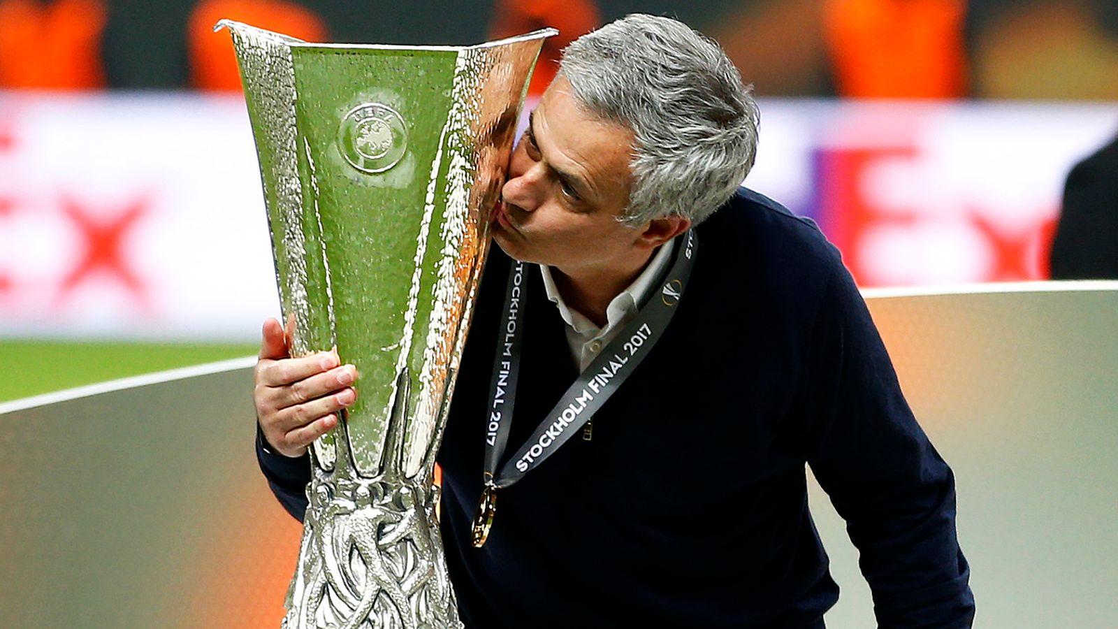 Imagen Mourinho besa la Europa League ganada en 2017. Ni el más pesimista hincha del United pensó que ese sería el último trofeo hasta la fecha.