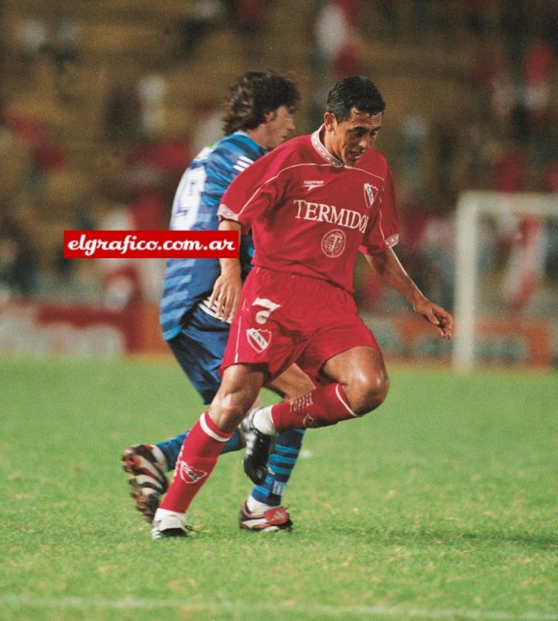 Ariel jugando para el Rojo en un clásico contra Racing.