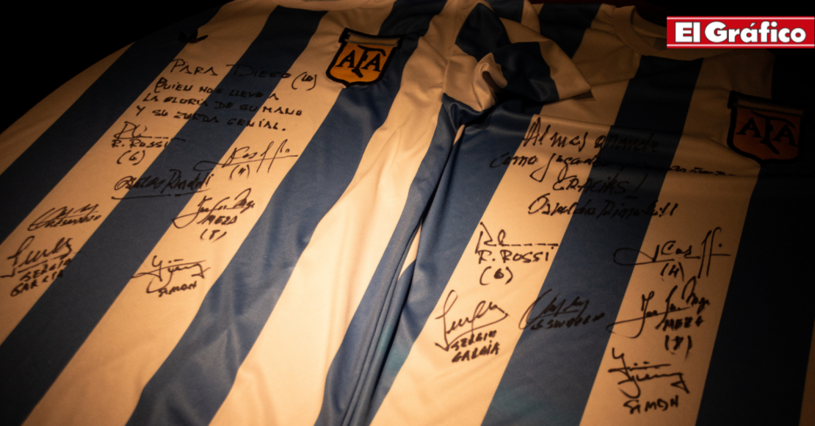 Imagen Dos camisetas de la selección firmadas por los campeones mundiales de 1979