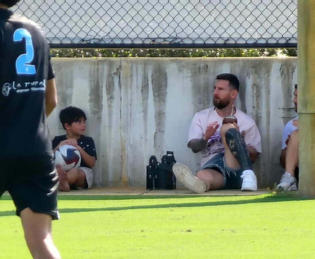 Imagen Messi se quedó en Miami y disfrutó de ver jugar a su hijo mayor. Este domingo se entrenará con Jordi Alba.