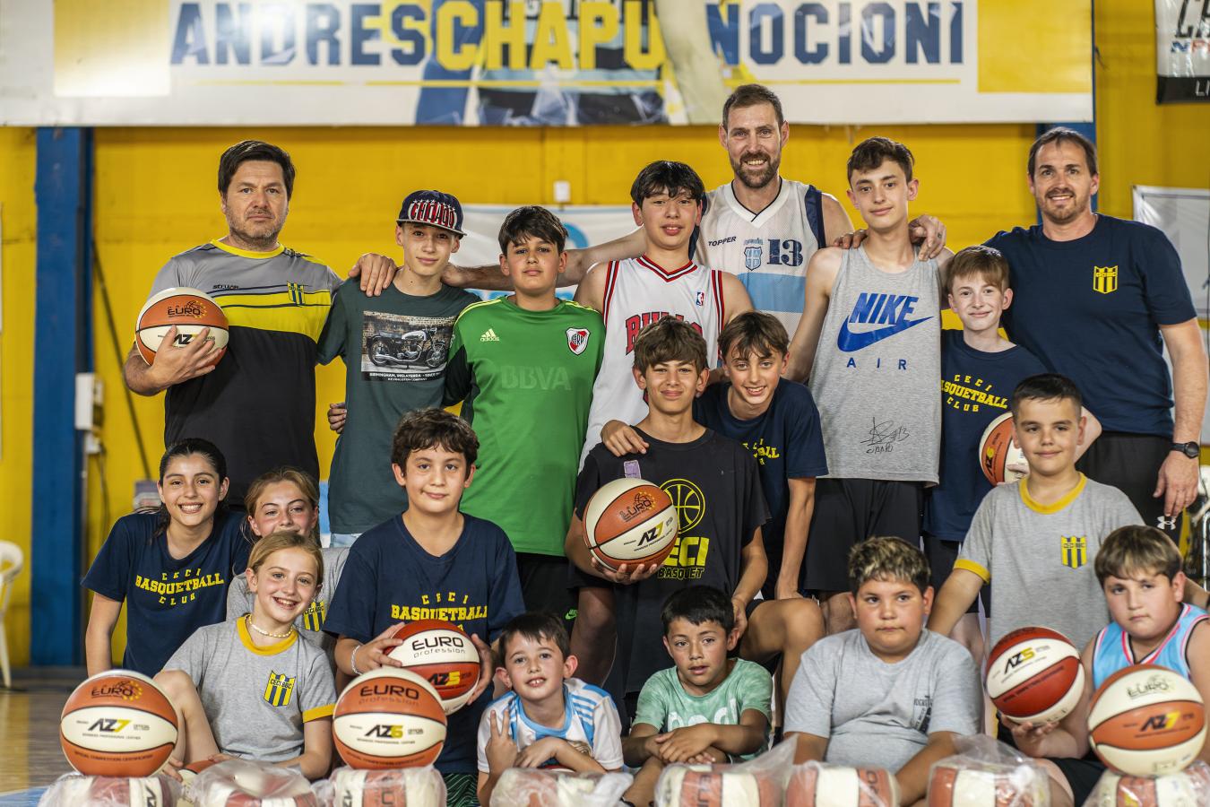 Imagen Chapu Nocioni, emblema del deporte argentino: la esencia de su lugar en el mundo.