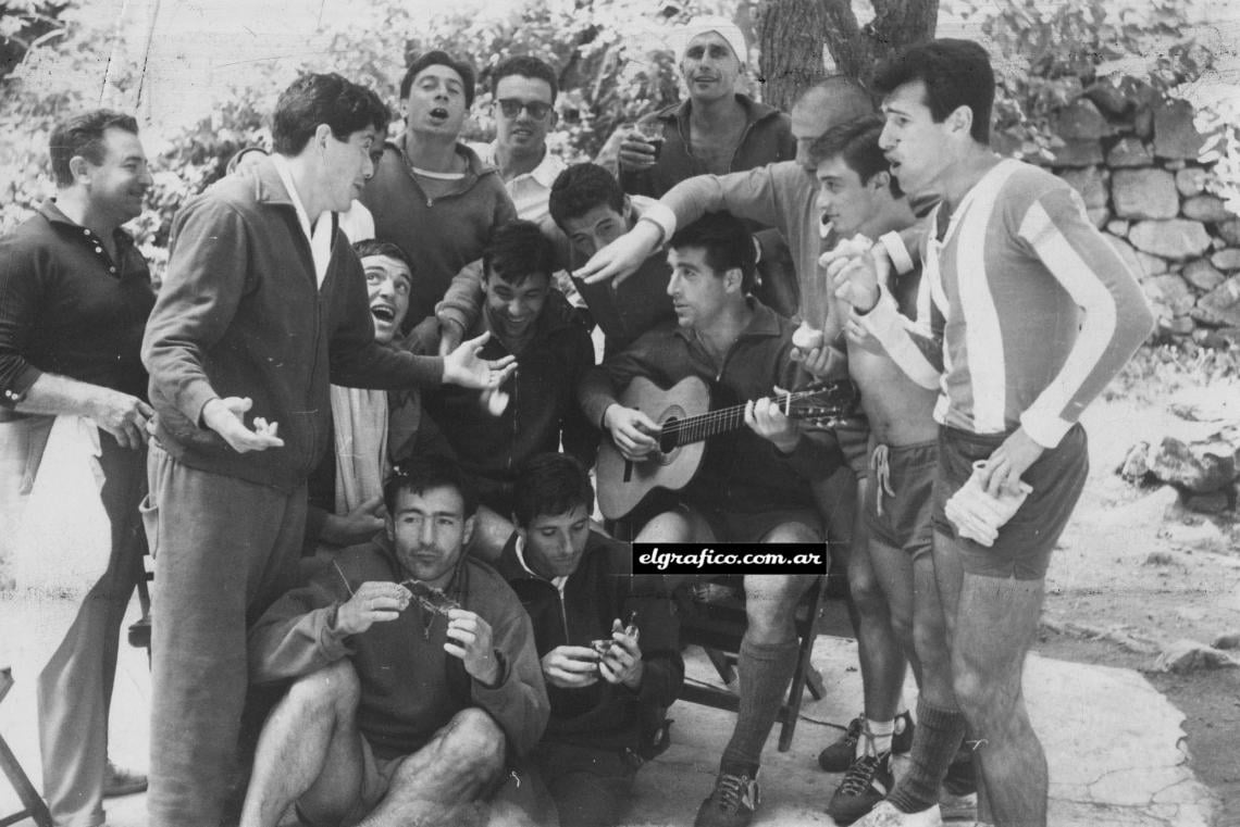 El asado no se come en la mesa con cubiertos en este viaje, se come con la mano y guitarreando. El compañerismo se afianza.