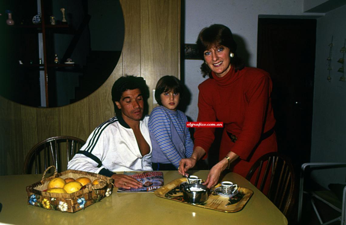 Imagen Los Trobbiani en 1984: papá Marcelo, mamá María Cristina y este hincha de Estudiantes de La Plata, Pablo Marcelo.