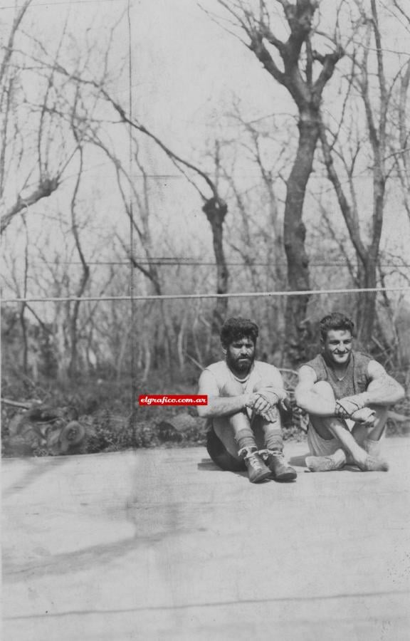 Imagen Carlos Oldani, siempre consecuente con Firpo, le sirve de sparring-partner al Toro Salvaje en el propósito que éste tiene de volver a los rings. El rival de Dempsey ha rebajado muchos kilos. La foto es de 1934.