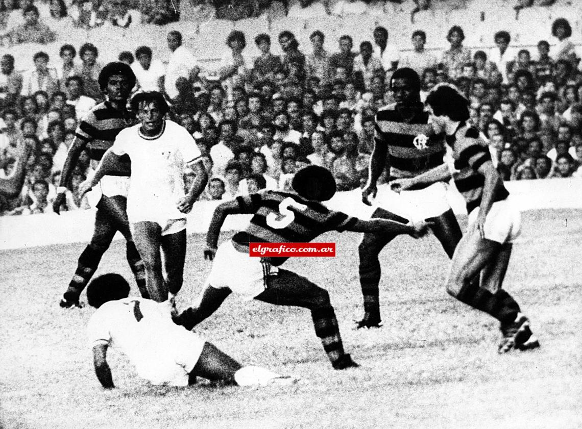 Narciso Doval, argentino que jugó en ambos equipos, es marcado por Toninho, Junior, Manguito y Carpeggiani.