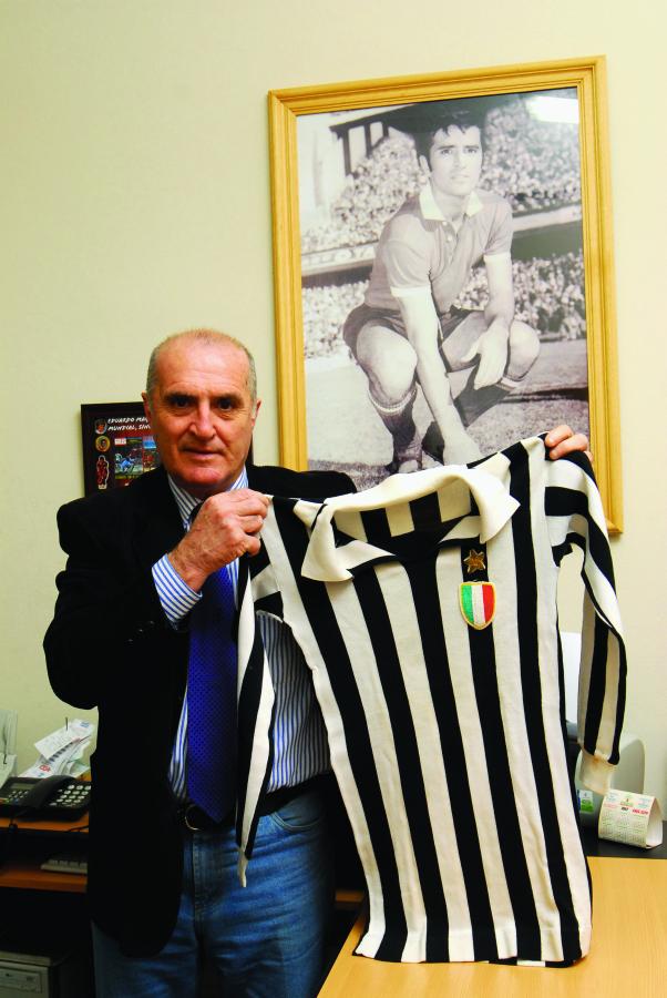 Imagen Camiseta símbolo. Maglioni con la casaca de Francesco Morini, el jugador de la Juve que, viéndolo acalambrado, lo ayudó a levantarse al final del partido para que diera la vuelta olímpica con sus compañeros. Un gesto inolvidable.