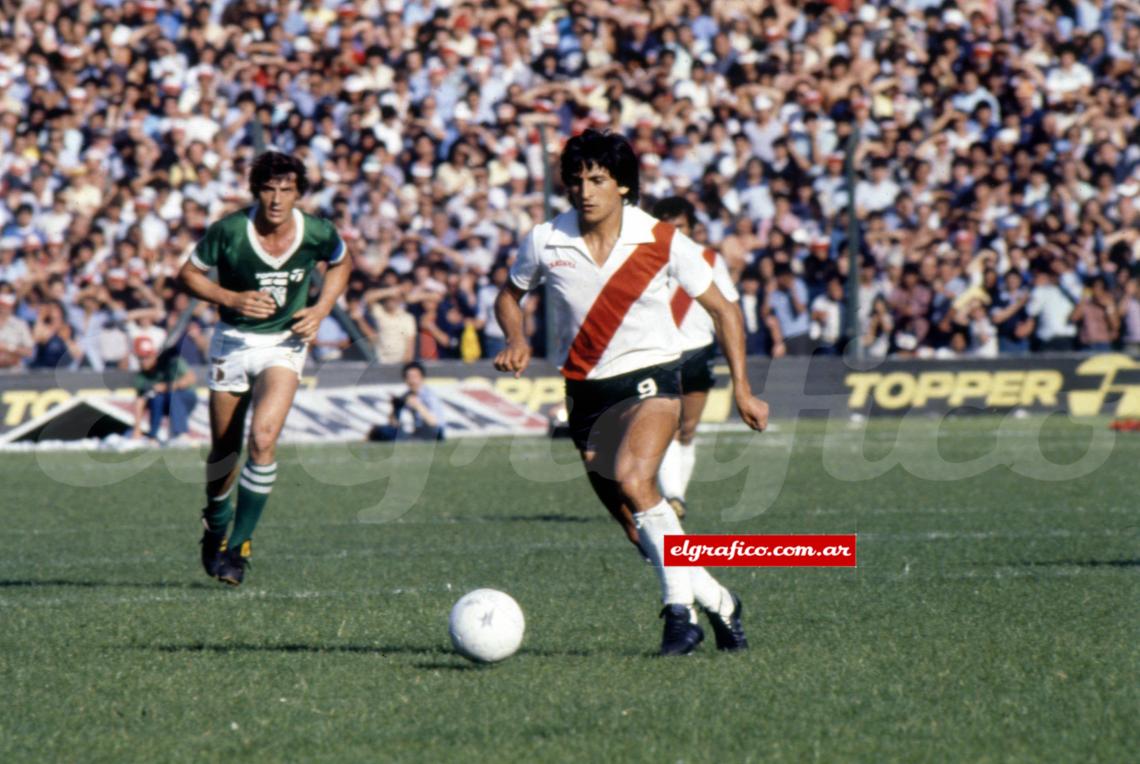 Una zurda exquisita. Ramón Díaz conduce en un partido frente a Ferro.