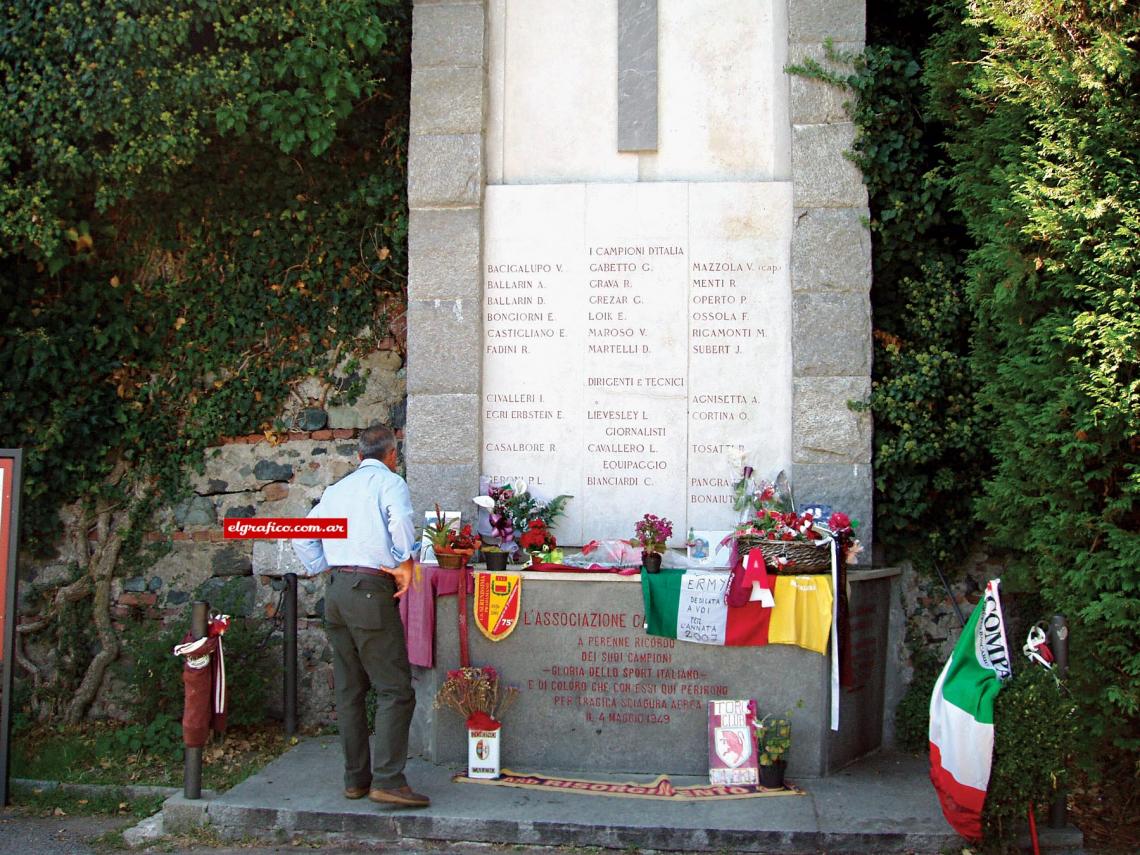 El altar de la tragedia, siempre visitado.