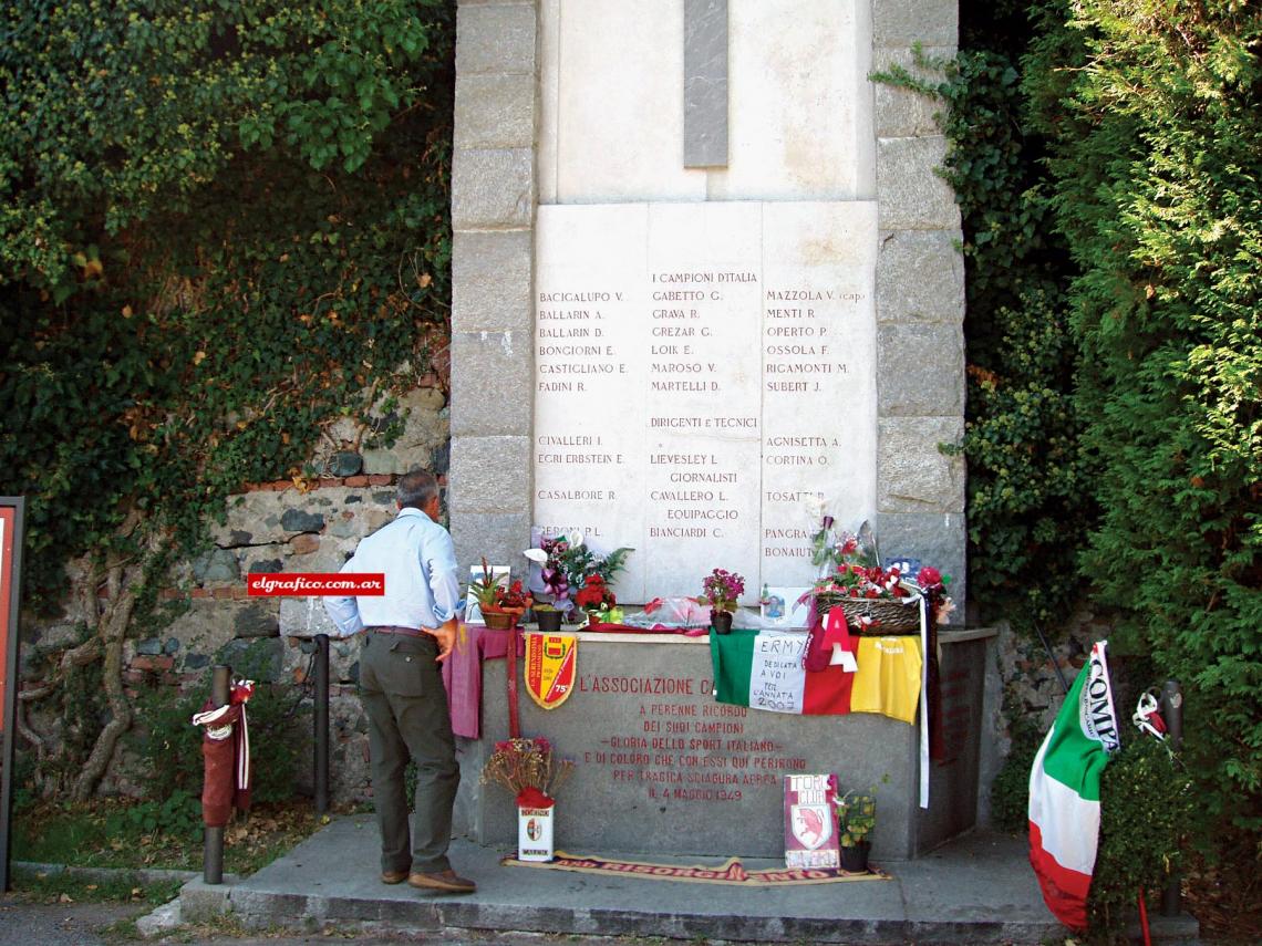 Imagen El altar de la tragedia, siempre visitado.