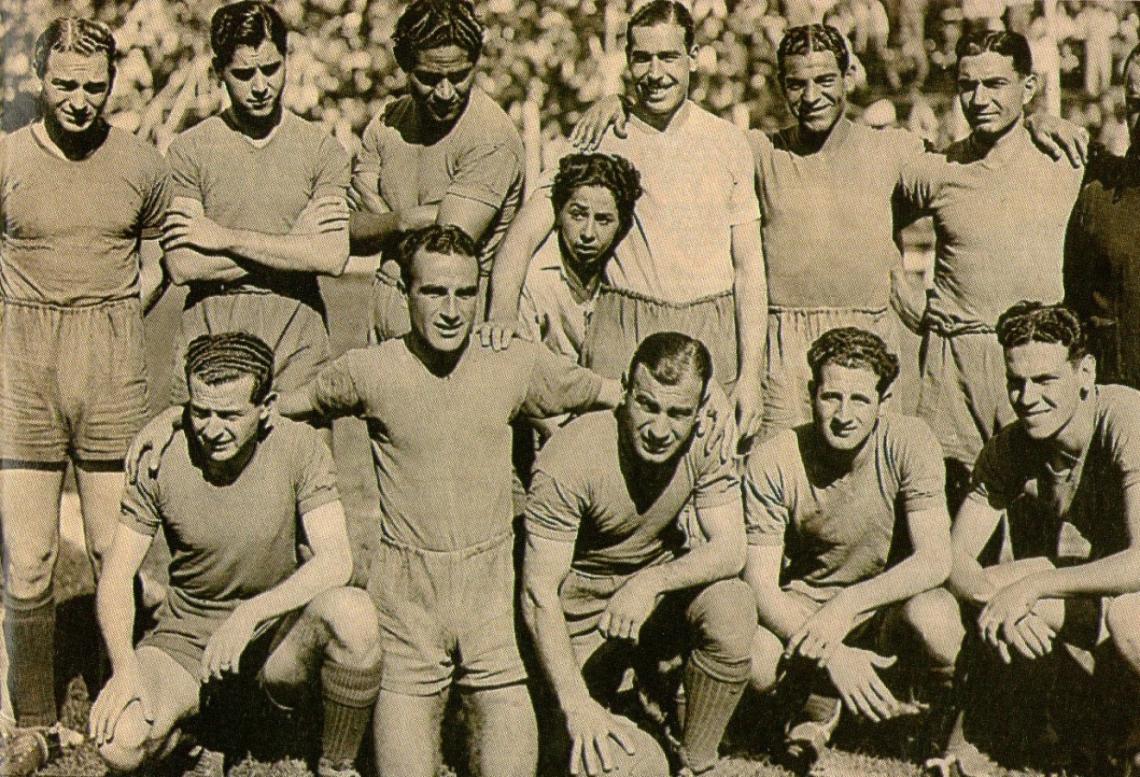 Imagen Boca en 1939 previo a un Superclásico. Parados: Valussi, Lazzatti, Ibáñez, Estrada, Viana y A.Suárez. Agachados: Sas, Alarcón, Varallo Di Leo Careri.