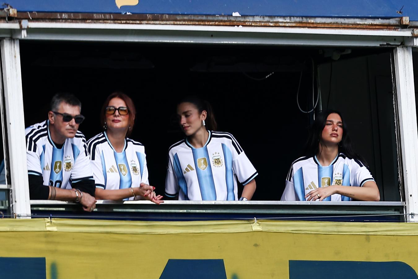 Imagen Dua Lipa, encantada en la Bombonera en el marco del Superclásico.