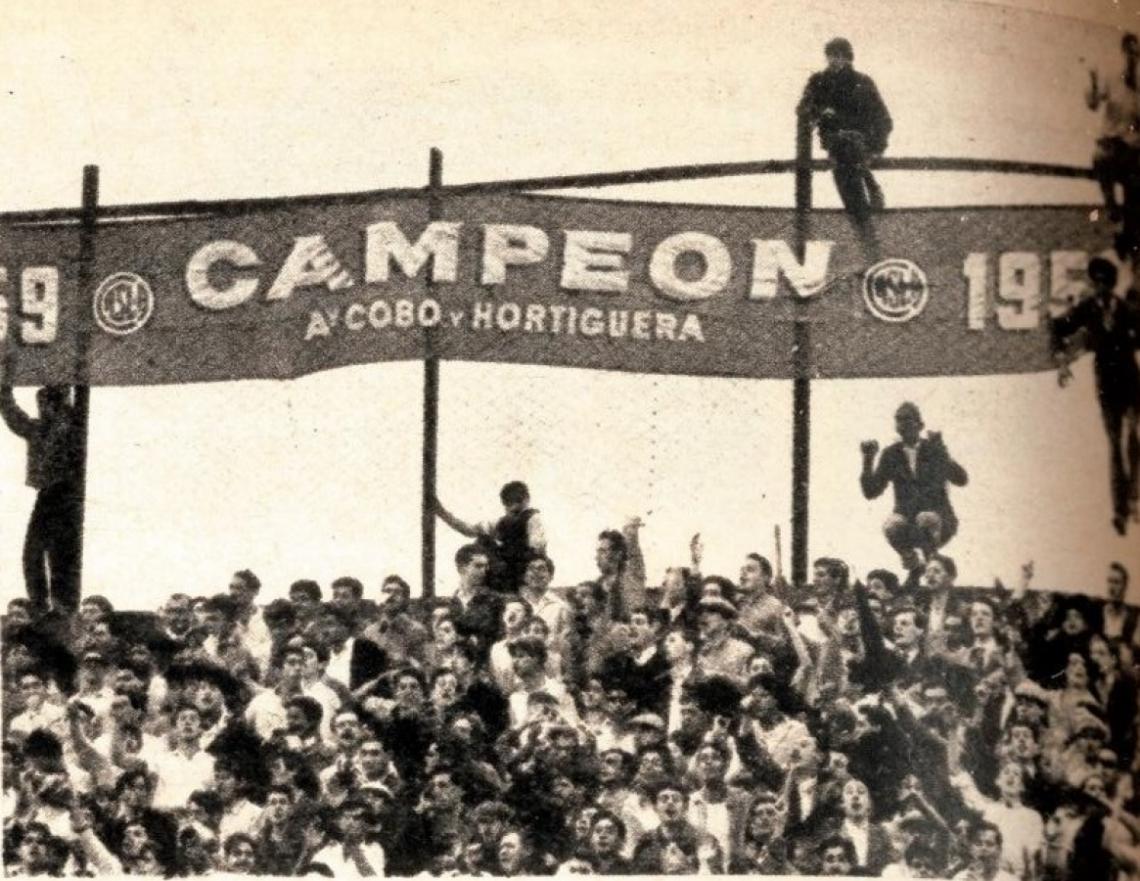 Campeonato, carteles, coros, cabriolas... obligación de todas las hinchadas "campeonas".