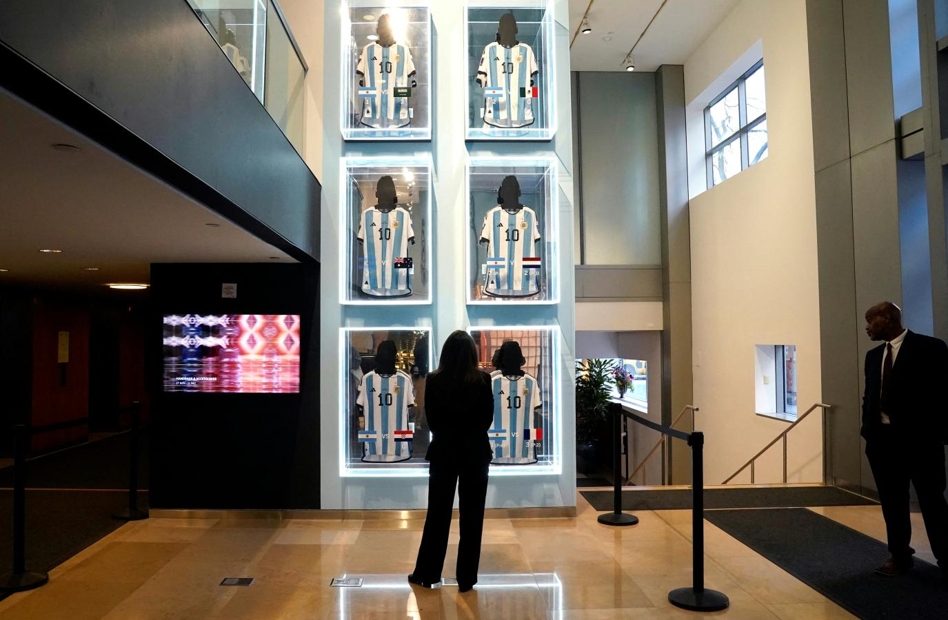 Imagen Las camisetas de Lionel Messi que fueron subastadas (AFP).