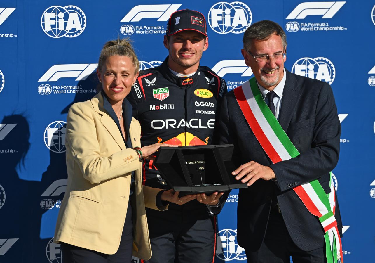Imagen Max celebra la pole obtenida en Monza.