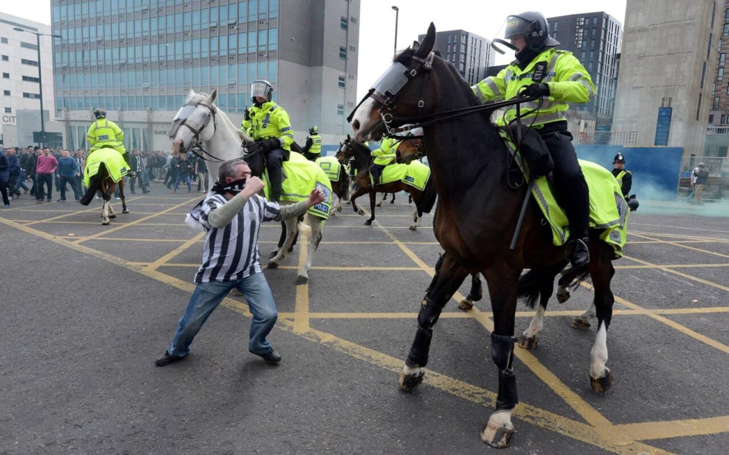 Imagen En 2013 Barry Rogerson golpeó a un caballo de la policía, tras una derrota de Newcastle en cancha de Sunderland.