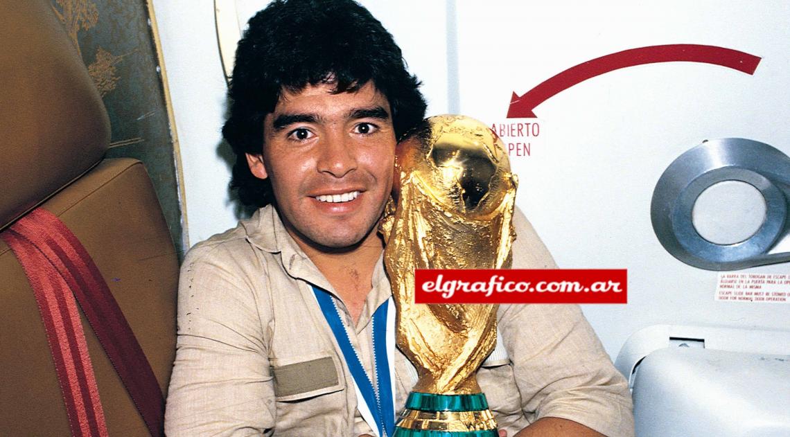 Imagen de Diego Maradona 100x100 (y 24 de yapa)