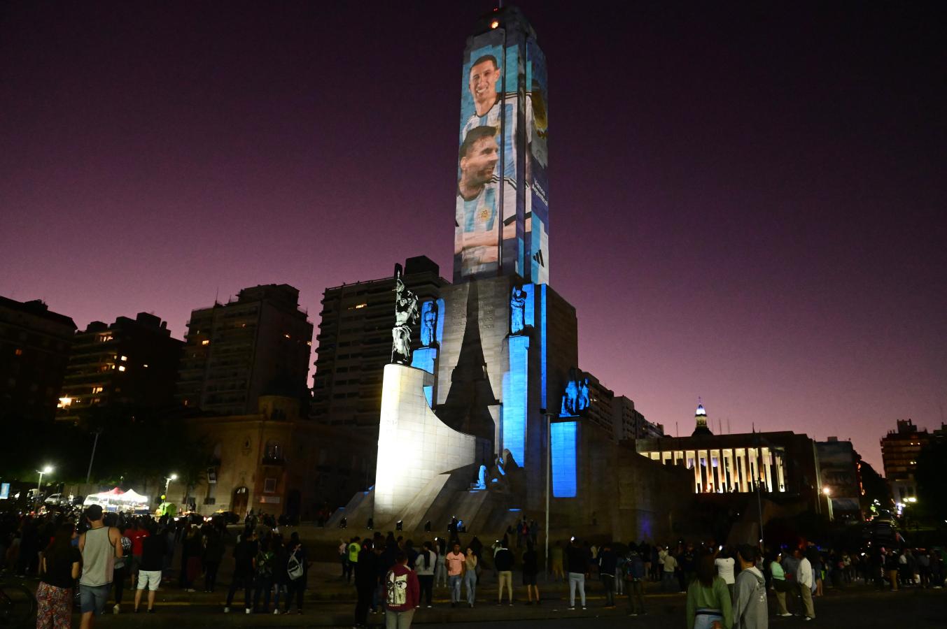 Imagen Las imágenes de Messi y Di María en lo más alto del Monumento a la Bandera. Foto: Telam