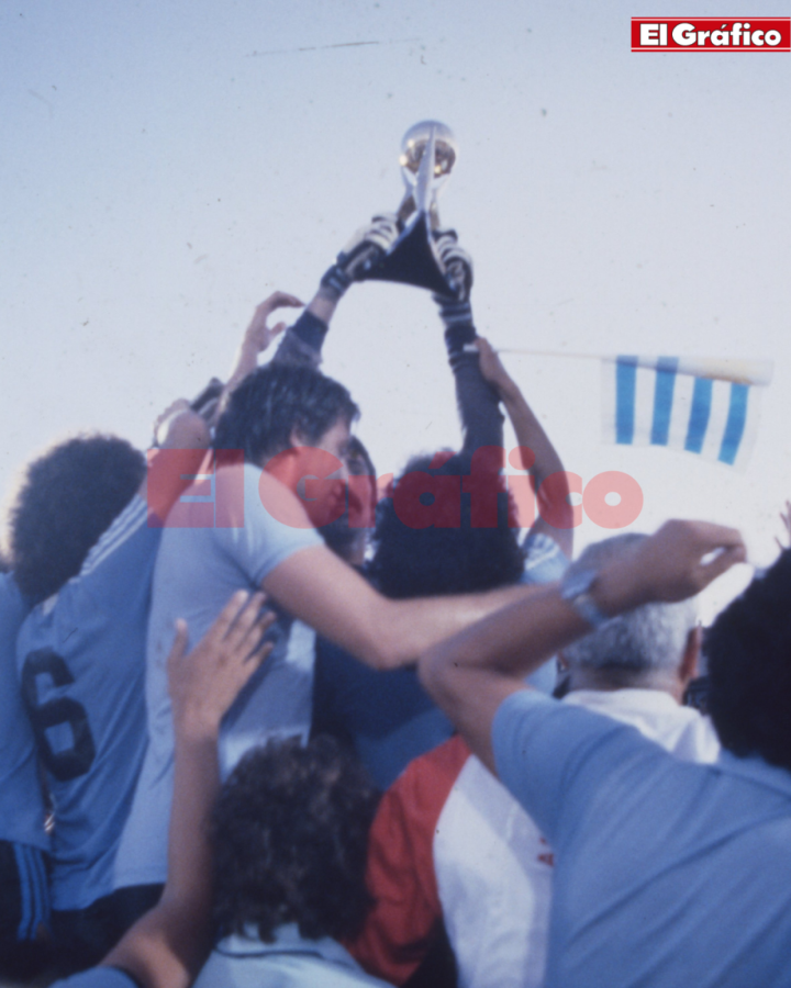 Imagen Los jugadores uruguayos levantan la Copa de Oro