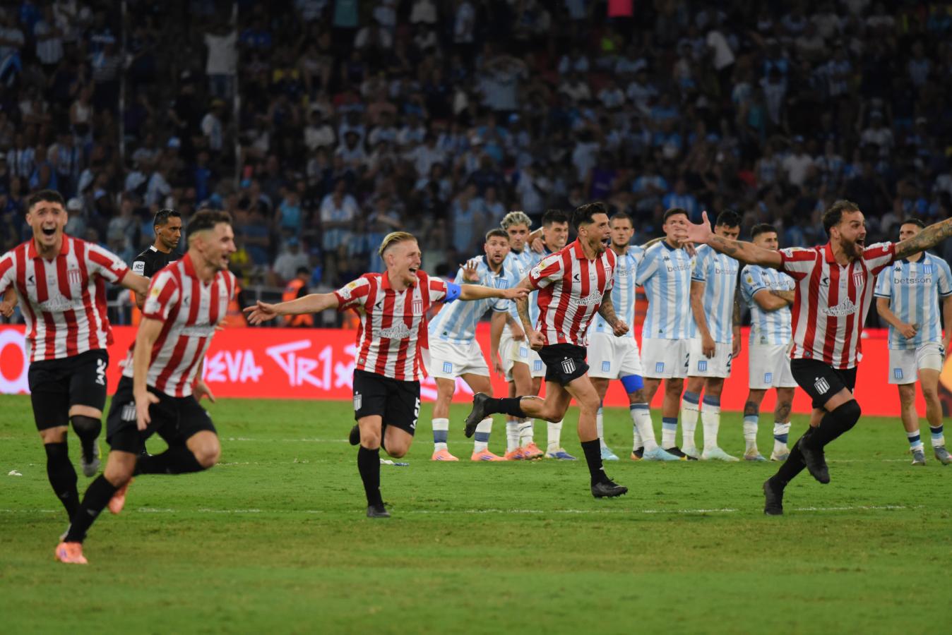 Imagen La locura desatada y el festejo pincha tras el último penal. Fotobaires.
