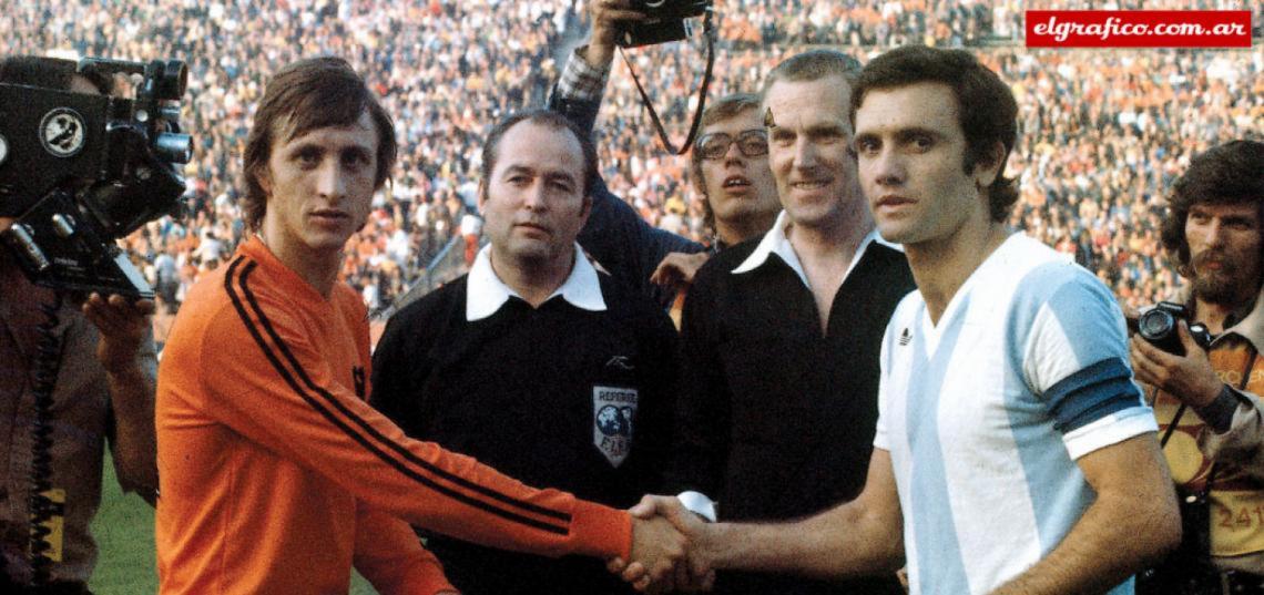 El capitán de Holanda Cruyff y el argentino Perfumo, se saludan antes del baile. Fue 4 a 0 para los naranjas y el principio del fin de Argentina en el Mundial.
