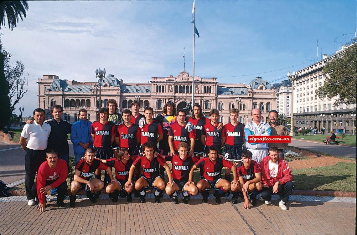 Newell’s 92, sin vallas en Plaza de Mayo. Desde la izquierda, arriba: Quiroga, Bielsa, Picerni, Raggio, Romero, Martino, Berizzo, Pochettino, Scoponi, Llop, Gamboa, Garfagnoli, Tudor, Valgoni, Bóttoli. Abajo: Barro, Berti, Domizi, Saldaña, Lunari, Zamora, Mendoza, Lambertuchi.